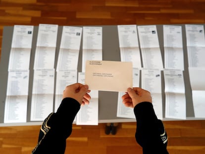 Papeletas preparadas para las elecciones del 14-F en L'Hospitalet de Llobregat (Barcelona).