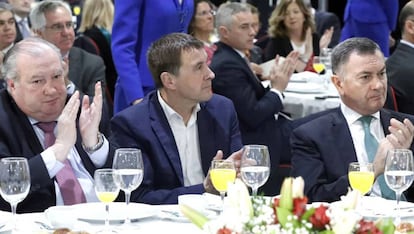 Arnaldo Otegi, junto al presidente de la patronal Confebask Roberto Larrañaga, y el presidente de la Cámara de Comercio de Bilbao, José Ángel Corres, a la derecha de la imagen.