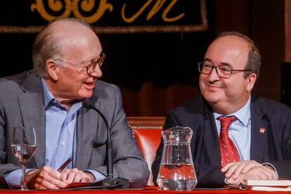 Miquel Iceta (derecha), con su presentador en el acto, Nicolás Sartorius.