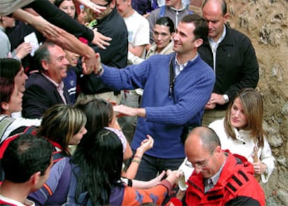 Era poco después de la una de la tarde cuando los príncipes de Asturias llegaban a la localidad turolense de Albarracín (1.000 habitantes), un enclave monumental, propuesta para ser declarada Patrimonio de la Humanidad, procedentes de Cuenca. Cuando la noticia de que don Felipe y doña Letizia habían elegido esa localidad como segunda parada en su luna de miel, la gente se echó a la calle.