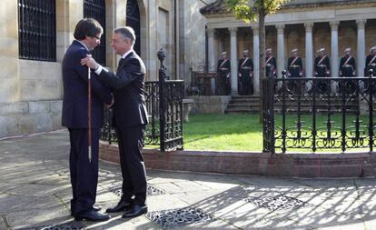 El lehendakari Iñigo Urkullu y el expresident, Carles Puigdemont junto al Árbol de Gernika en noviembre de 2016.