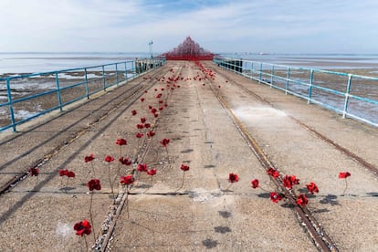 Vista de la instalación 'Wave' (Ola), del artista Paul Cummins y el diseñador Tom Piper, en Barge Pier, Shoeburyness (Inglaterra), como parte de una gira por todo el Reino Unido.