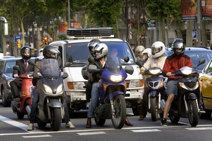 Ciclomotores esperando que se abra un sem&aacute;foro en Barcelona.