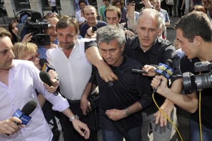 El entrenador portugués, José Mourinho, abandona un bar en el centro de Milán rodeado de hinchas del Inter, el día que ha anunciado que deja el equipo.