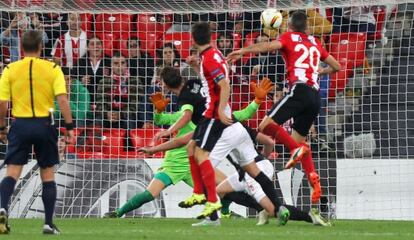 Aduriz cabecea para marcar el segundo gol.