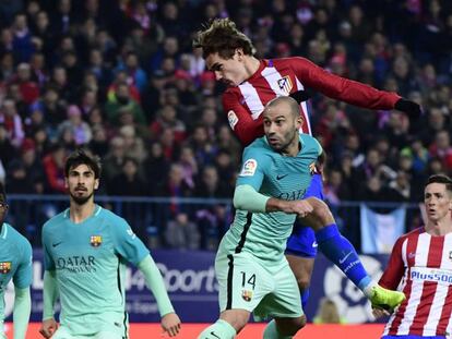 Mascherano, André Gomes, Umititi y Torres observan el remate de Griezmann.