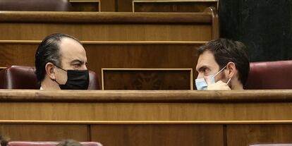 Carlos García Adanero y Sergio Sayas conversan en el Congreso de los Diputados, el 3 de febrero de 2022.