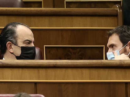 Carlos García Adanero y Sergio Sayas conversan en el Congreso de los Diputados, el 3 de febrero de 2022.