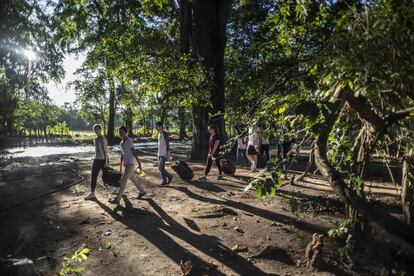 Un grupo de turistas estadounidenses llegan al Campamento Ecoturístico Ruta Fariana, donde los excombatientes de las FARC recrean su vida en tiempos del conflicto armado en Colombia.