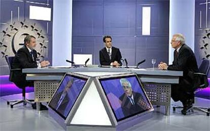 Jaime Mayor Oreja y Josep Borrell, moderados por el jefe de Informativos de Telecinco, Juan Pedro Valentín.