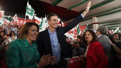 O primeiro-ministro Pedro Sánchez, com Susana Díaz (à esquerda) e a ministra da Fazenda, María Jesús Montero, em um comício eleitoral em Dos Hermanas (Sevilha).