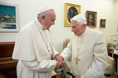 El papa Francisco visita a Benedicto XVI en el Vaticano en diciembre de 2018.
