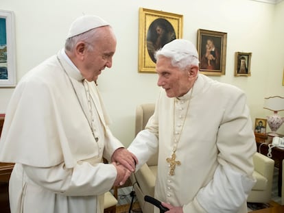 Papa Francisco visita Bento XVI no Vaticano em dezembro de 2018.