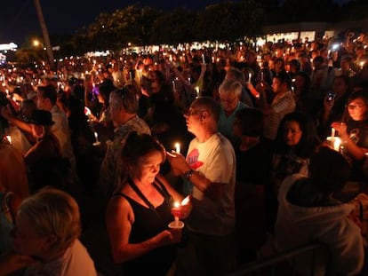 Los seguidores de Elvis Presley, reunidos en la vigilia de velas anual.