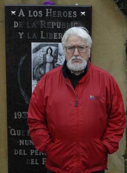 El investigador Antonio Ontañón, en el monumento a los republicanos fusilados en Ciriego; a la derecha, carta de despedida de Julio Prada.