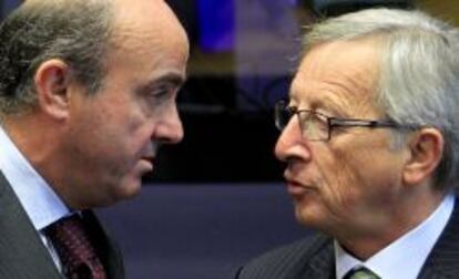 El ministro de Econom&iacute;a, Luis de Guindos, conversa con el candidato popular a presidir la Comisi&oacute;n Europea, Jean-Claude Juncker
