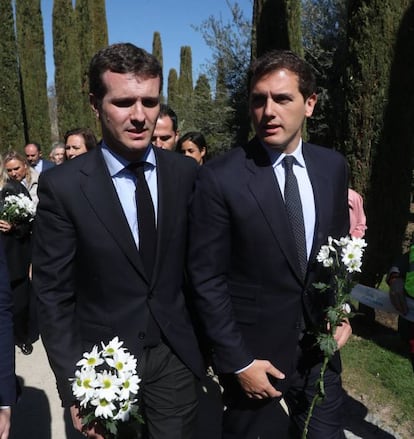 El presidente del PP, Pablo Casado (i), y el presidente de Ciudadanos, Albert Rivera (d), durante el acto de recuerdo a las víctimas en los atentados del 11-M celebrado, este lunes, en el Bosque del Recuerdo del parque de El Retiro de Madrid.