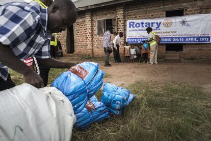 Voluntarios y trabajadores de la escuela empiezan a descargar las 125 mosquiteras que se donarán al orfanato para prevenir de las picaduras de mosquitos y evitar el contagio de la malaria. Registra alrededor de 7.000 muertes según la OMS.