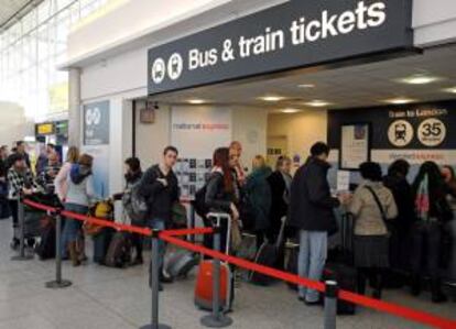 Pasajeros en el aeropuerto de Standsted, cerca de Londres (Reino Unido). EFE/Archivo