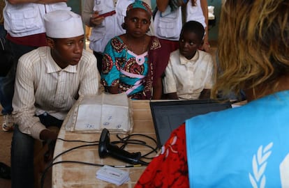 Un adolescente que huyó solo de República Centroafricana pasa por el proceso de registro en el campo de refugiados de Lolo (Camerún). Solo de esta manera puede acceder a la atención que se brinda a los desplazados.