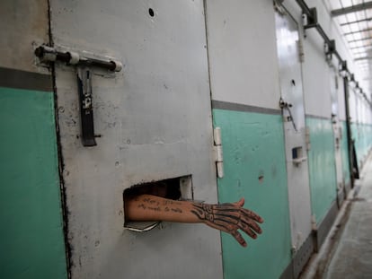 La mano de un prisionero al interior de una cárcel en la provincia de Santa Fe (Argentina), en noviembre de 2021.