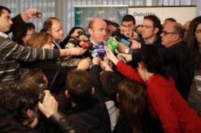 El ministro de Econom&iacute;a, Luis de Guindos, durante su intervenci&oacute;n en el almuerzo-coloquio organizado por la Asociaci&oacute;n para el Progreso de la Direcci&oacute;n (APD) en un hotel madrile&ntilde;o.