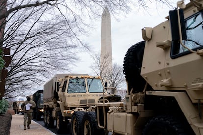 Los vehículos y las tropas de la Guardia Nacional se despliegan en el National Mall cerca del Monumento a Washington en Washington, DC