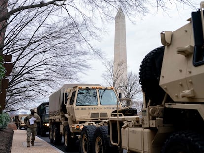 Los vehículos y las tropas de la Guardia Nacional se despliegan en el National Mall cerca del Monumento a Washington de la capital.