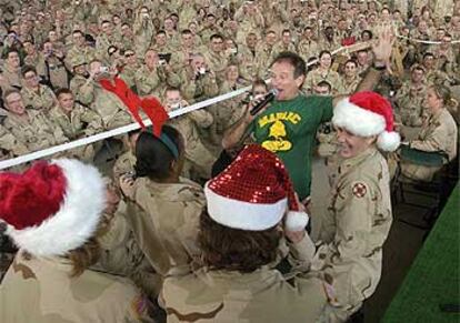 El actor Robin Williams, con soldados norteamericanos en la base de Balad.