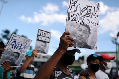 Vizinhos de Guilherme protestam contra violência policial em São Paulo.