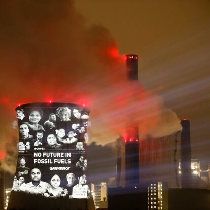 Greenpeace ha proyectado un slogan que dice "no hay futuro en los combustibles fósiles" en la torre de enfriamiento de una central de carbón de RWE, una de las mayores compañías eléctricas cerca de Colonia (Alemania).