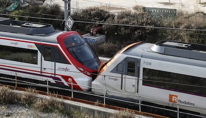 Un tren passant per on es construirà la futura macroestació de la Sagrera.