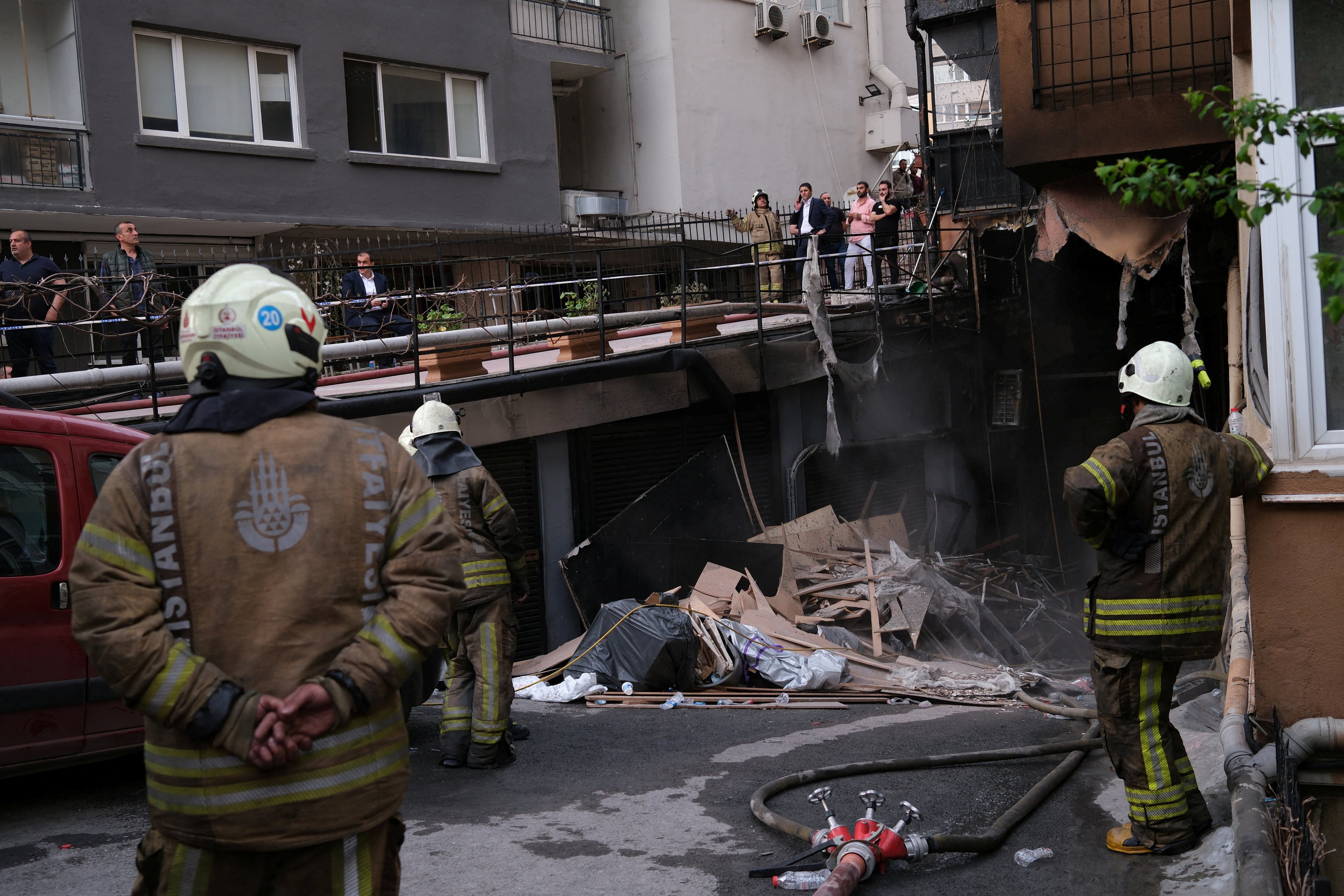 Los bomberos trabajan en el edificio incendiado, a causa de unas obras sin permiso en una discoteca situada en los bajos del inmueble, este martes en Estambul.