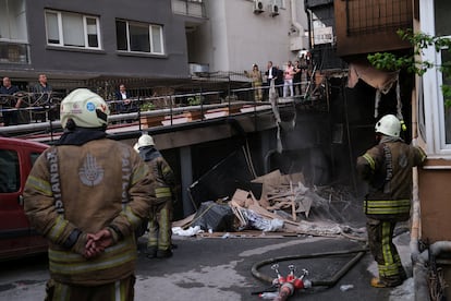 Los bomberos trabajan en el edificio incendiado, a causa de unas obras sin permiso en una discoteca situada en los bajos del inmueble, este martes en Estambul.