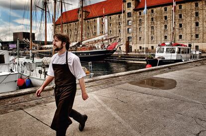 El universo de René Redzepi se desarrolla frente al centro de Copenhague, en una isla rodeada de muelles y antiguos almacenes portuarios. Sobre estas líneas, el mejor cocinero del mundo en los muelles de Christianshavn.