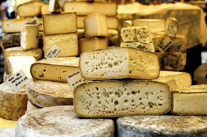 Diversas variedades de queso en un puesto del Mercato Centrale de Turín. 