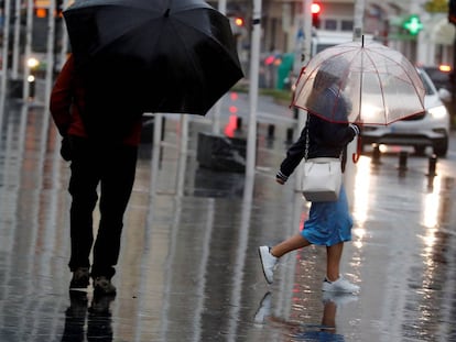 Dos personas se protegen de la lluvia este miércoles en San Sebastián