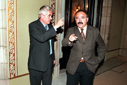 Pasqual Maragall y Josep Lluís Carod-Rovira cambian impresiones en la sede del Parlamento de Cataluña.