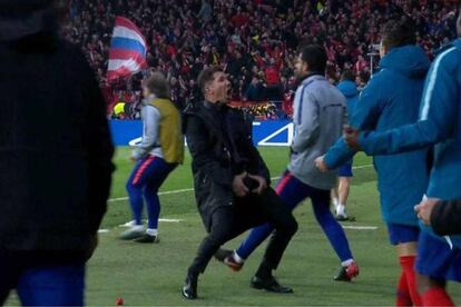 Captura del instante en el que Simeone hace un gesto obsceno ante el público del Wanda Metropolitano en un partido Atlético de Madrid - Juventus de Turín.