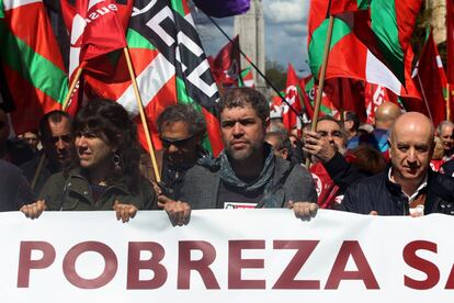 Los secretarios generales de los sindicatos UGT y CCOO en Euskadi, Raúl Arza (d) y Unai Sordo (c), respectivamente, encabezan la manifestación que recorre las calles de Bilbao.