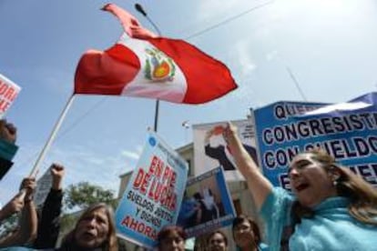 Un grupo de médicos del seguro social de Perú marcha este miércoles 7 de agosto de 2013, por las calles del centro de Lima (Perú).