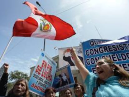 Un grupo de médicos del seguro social de Perú marcha este miércoles 7 de agosto de 2013, por las calles del centro de Lima (Perú).