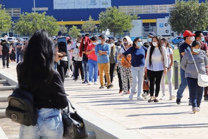 Residentes bolivianos, en la Región de Murcia de España y otros territorios limítrofes, hacen cola para votar en la explanada junto al Centro Comercial Thader de la capital murciana.