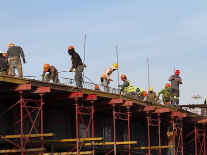 Trabajadores de la construcción en las obras del trolebús elevado en Ciudad de México, el 9 de septiembre de 2022.