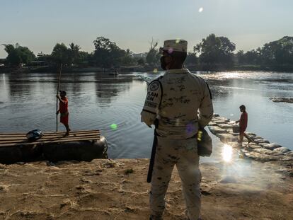 Un militar vigila la orilla del río Suchiate, en la frontera entre México y Guatemala