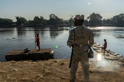 Un militar vigila la orilla del río Suchiate, en la frontera entre México y Guatemala