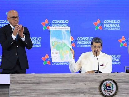 Maduro muestra el mapa de Guyana acompañado de Jorge Rodríguez, presidente de la Asamblea, y por Tarek William Saab, fiscal general, este martes.