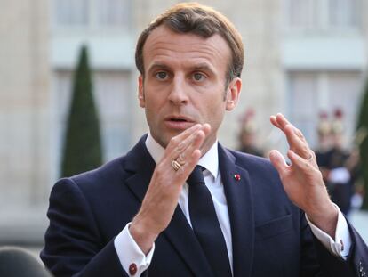 El presidente francés, Emmanuel Macron, afuera del Elíseo, este lunes.