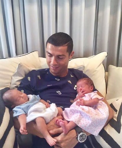 La primera foto de Cristiano Ronaldo con sus hijos la mostró en su cuenta de Instagram Dolores Aveiro, la madre del astro del fútbol, el 29 de junio de 2017.