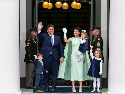 Ron y Casey DeSantis junto a sus hijos Mason, Mamie y Madison, durante la ceremonia de investidura en el Capitolio de Florida, en enero de 2023.